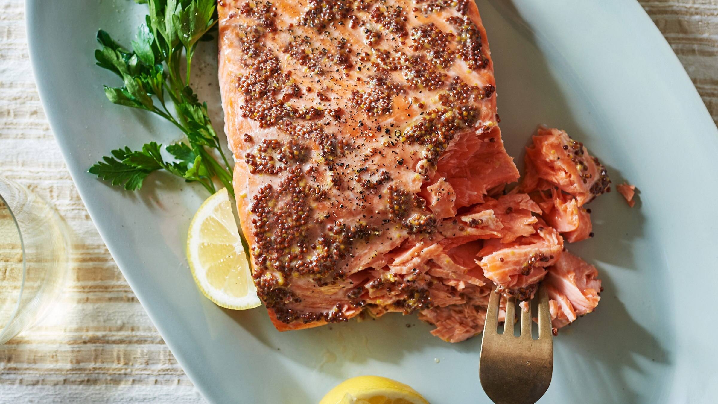 Salmón cubierto con mostaza Salmón cubierto con mostaza