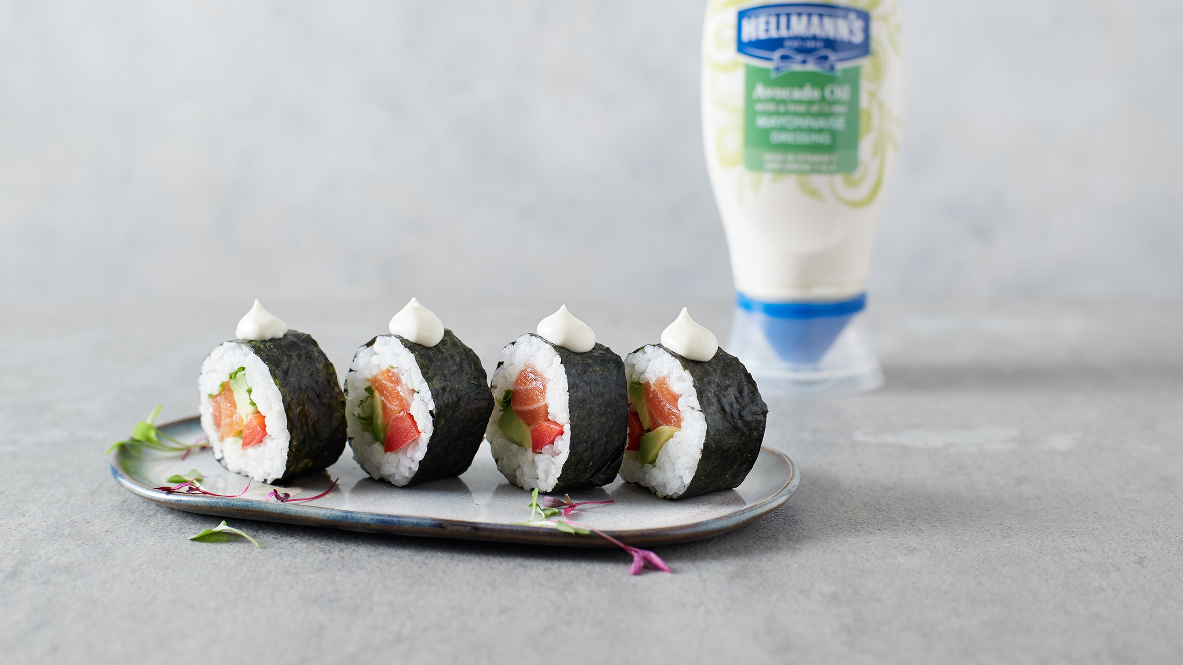 Rollos de sushi de salmón y aguacate Rollos de sushi de salmón y aguacate