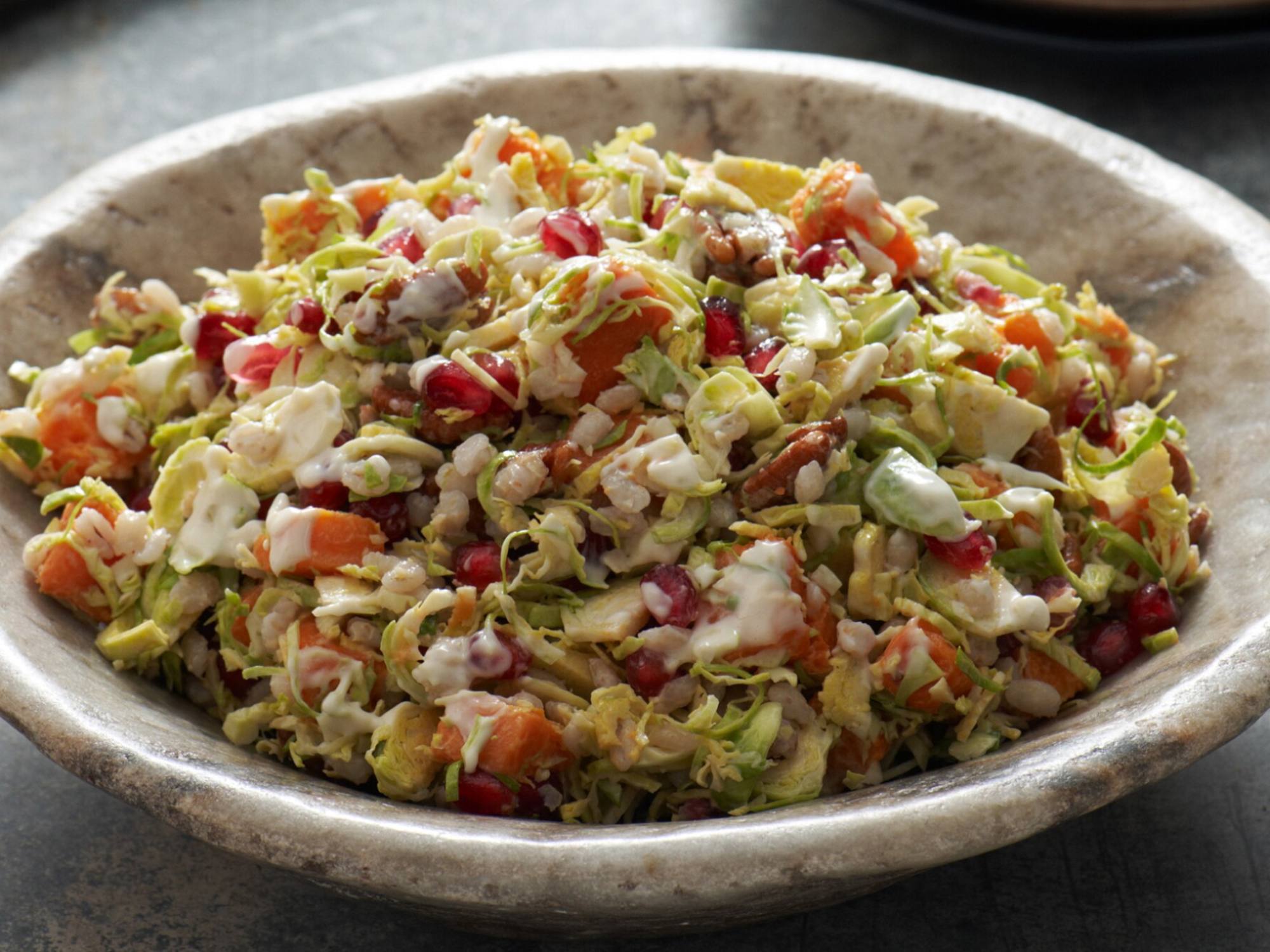 Repollos de Bruselas picados y ensalada de granada Repollos de Bruselas picados y ensalada de granada