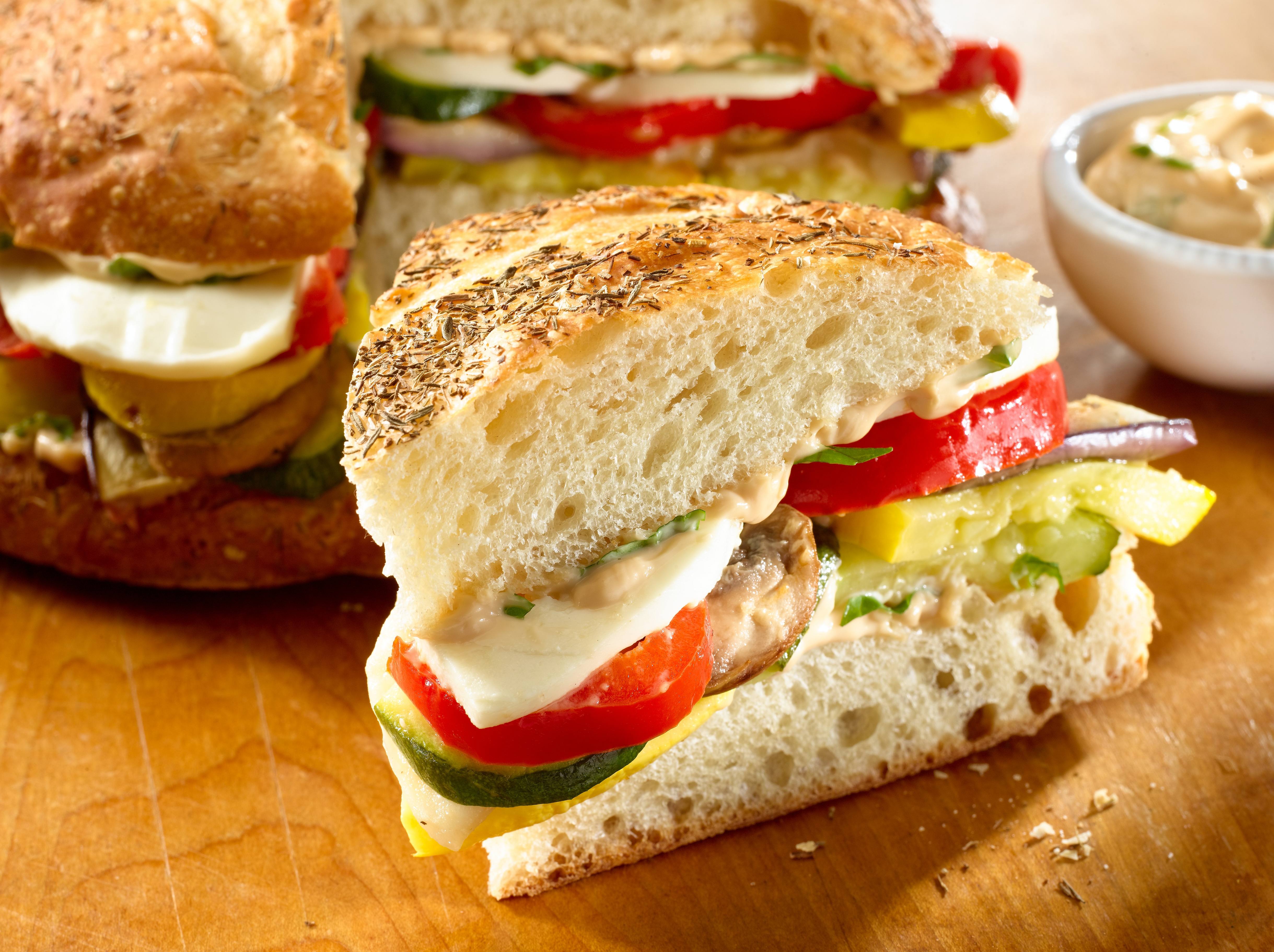 Sandwich mit Röstgemüse und Basilikum-Mayonnaise | Hellmann's Deutschland