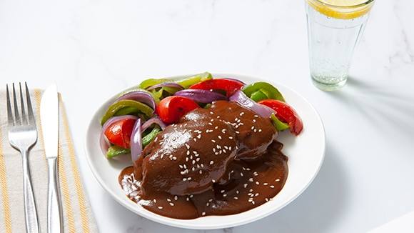 Pollo en Mole con Verduras Salteadas Pollo en Mole con Verduras Salteadas