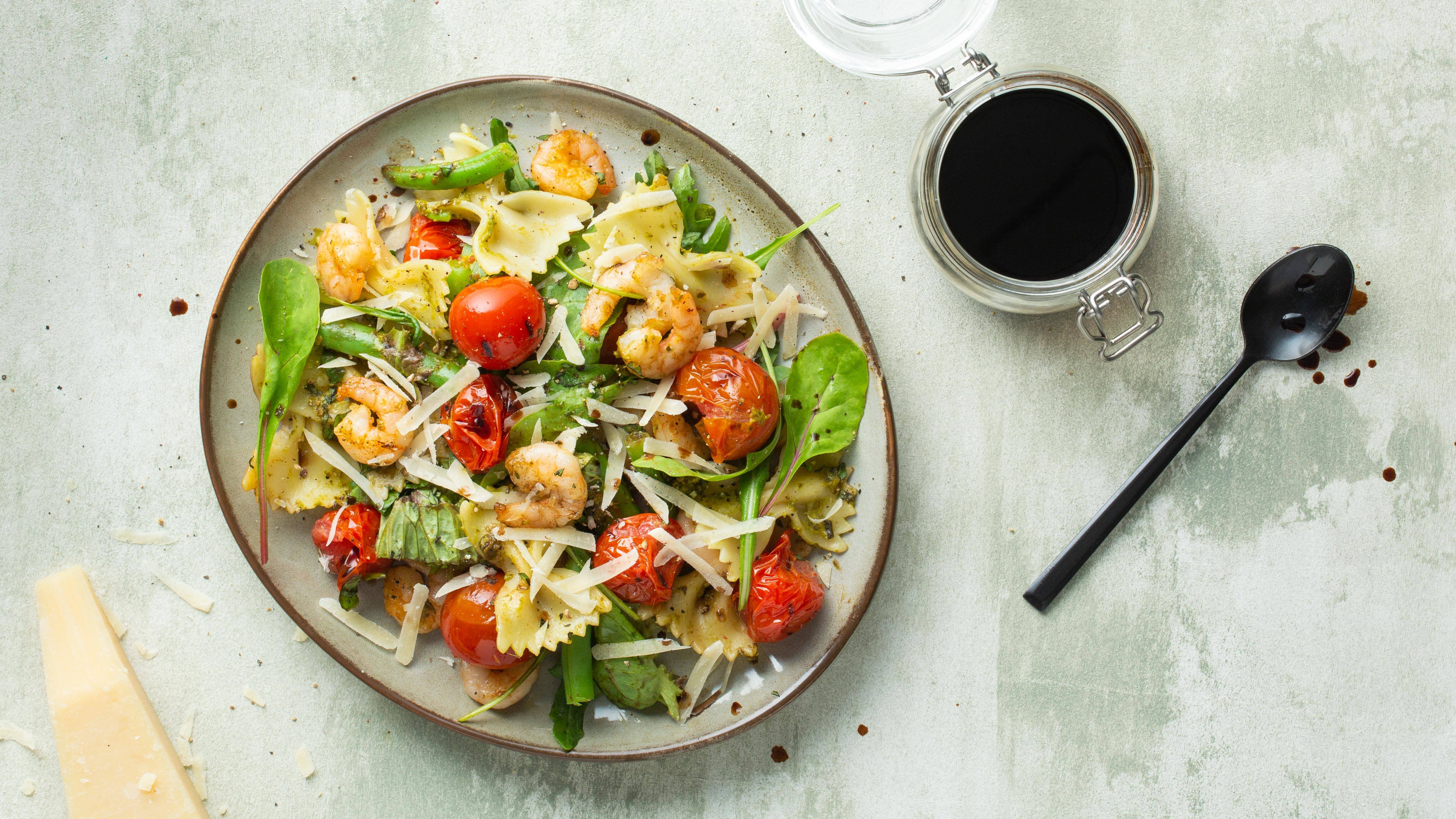 Ensalada Caprese con Camarones Salteados | Hellmann's Chile