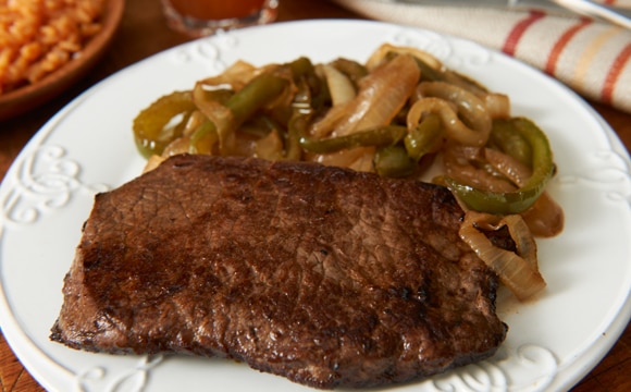 Bistec a la sartén con pimientos y cebollas Bistec a la sartén con pimientos y cebollas