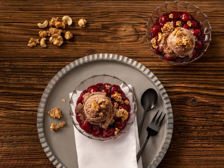 Cremissimo Eis mit heißen Kirschen und Cashew Dinkel Crunch Cremissimo Eis mit heißen Kirschen und Cashew Dinkel Crunch