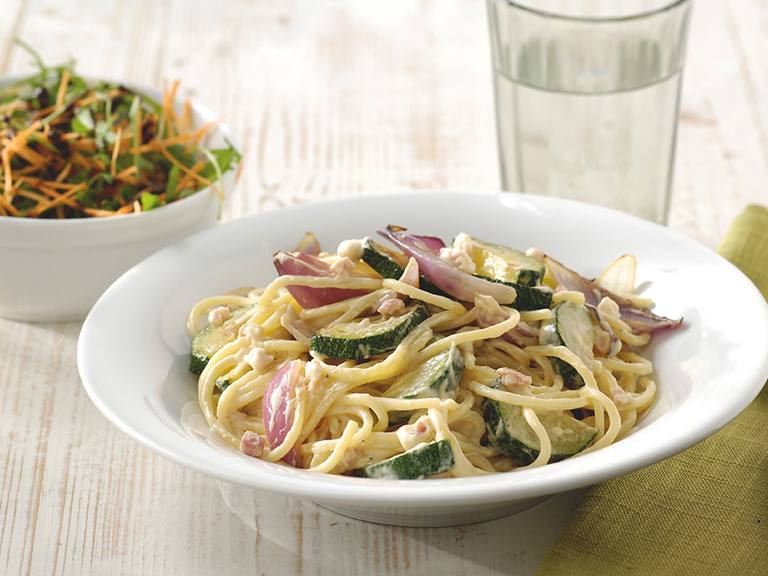 Spaghetti carbonara met rode ui en courgette Bertolli