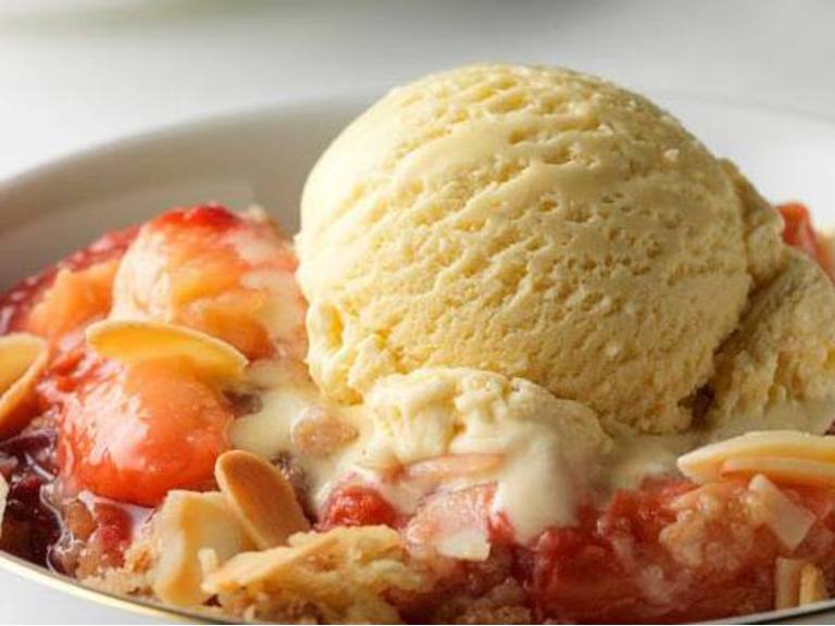 Cremissimo Zwetschgen-Crumble mit Eis Cremissimo Zwetschgen-Crumble mit Eis